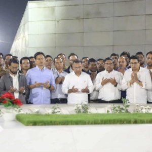 বাবা-মায়ের কবর জিয়ারত করলেন তারেক রহমান