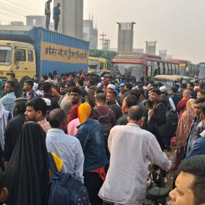 ভোটে ঘরমুখো মানুষদের কাছ থেকে অতিরিক্ত ভাড়া আদায়, মহাসড়ক অবরোধ