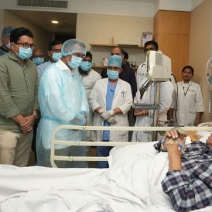 হাসপাতালে চিকিৎসাধীন রিজভীর শয্যাপাশে তারেক রহমান