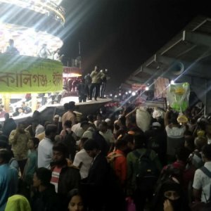 সদরঘাটে ঘরমুখো মানুষের উপচে পড়া ভিড়