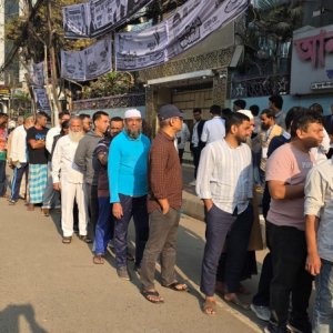 রাজধানীতে শান্তিপূর্ণ ভোটগ্রহণ: কোথাও দীর্ঘ লাইন, কোথাও কম