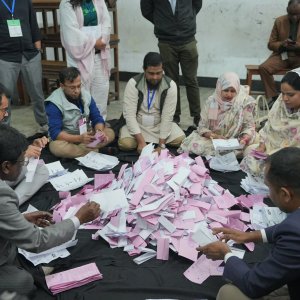 ভোটগ্রহণের সময় শেষ, চলছে গণনা