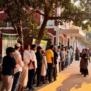 দীর্ঘক্ষণ লাইনে দাঁড়িয়ে থাকায় ভোটারদের অসন্তোষ