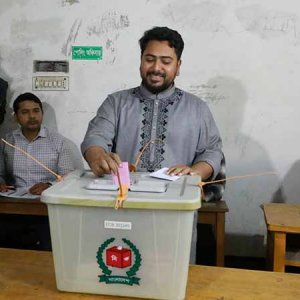 ভোট দিলেন নাহিদ ইসলাম