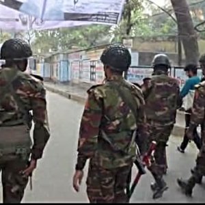 ভোট শেষে কেন্দ্রের আশপাশে সতর্ক অবস্থানে আইনশৃঙ্খলা বাহিনী