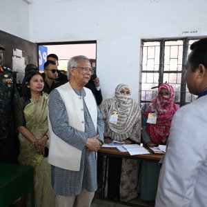 ভোটকেন্দ্র পর্যবেক্ষণ করলেন প্রধান উপদেষ্টা