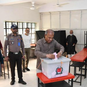 ভোট দিয়েছেন স্বরাষ্ট্র উপদেষ্টা