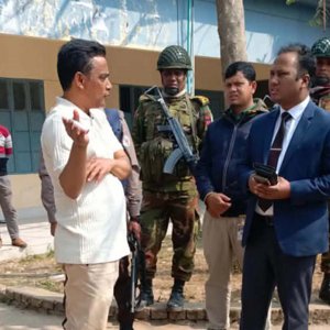 নারী ভোটকক্ষে প্রবেশ করায় বিএনপি নেতাকে জরিমানা