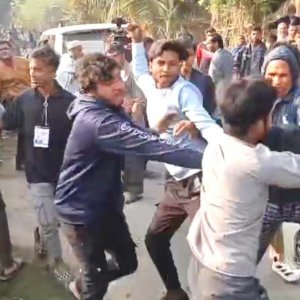 দুর্গাপুরে ধানের শীষ ও ফুটবলের সমর্থকদের সংঘর্ষ