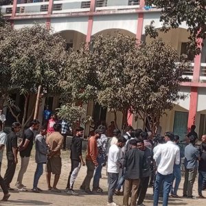 কড়াইল বস্তির ভোটকেন্দ্রে নারী-পুরুষের ব্যাপক উপস্থিতি, ভোটগ্রহণে ধীরগতির অভিযোগ