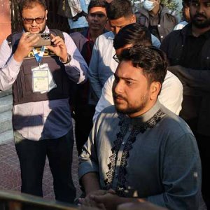 ভোট দিলেন নাহিদ ইসলাম