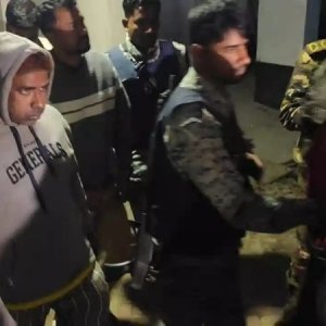 টাকা বিতরণের সময় জামালপুরে ৭ জনকে পুলিশে সোপর্দ