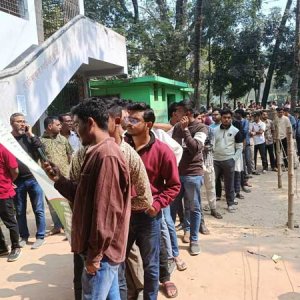 চট্টগ্রামে কেন্দ্রে দীর্ঘ লাইন, দুপুর ১টা পর্যন্ত ভোট পড়েছে ৩১ শতাংশ