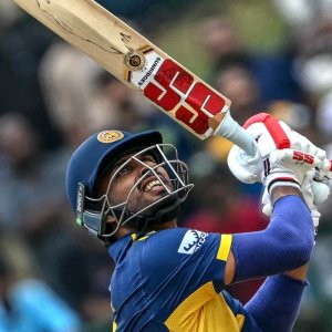 শানাকা-রত্নায়েকে ঝড়ে উড়ে গেলো ওমান