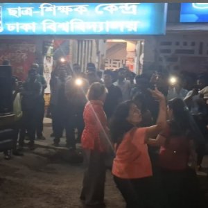 ক্যাম্পাসে  রাজাকারবিরোধী গান বাজালেন বামপন্থি শিক্ষার্থীরা