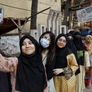 তারুণ্যের জোয়ারে জয়ী পুরনো ধারার রাজনীতি: রয়টার্স