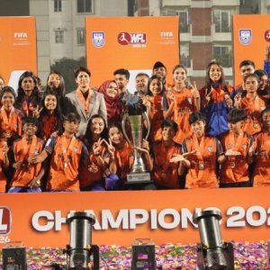 সকালে চ্যাম্পিয়ন হয়ে রাতে ট্রফি পেল ঋতুপর্ণা-আলপিরা