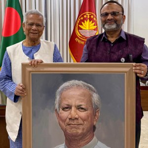 প্রধান উপদেষ্টাকে পোট্রেট উপহার দিলেন ঢাবি ভিসি