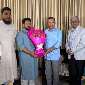 নাহিদ ইসলামের বাসায় তারেক রহমান 