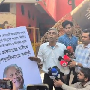 ঢাবিতে প্রধান উপদেষ্টার পোস্টারে অগ্নিসংযোগ 