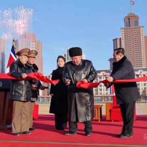 ইউক্রেন যুদ্ধে নিহত উত্তর কোরীয় সৈন্যদের পরিবারের জন্য আবাসন উদ্বোধন করলেন কিম জং-উন