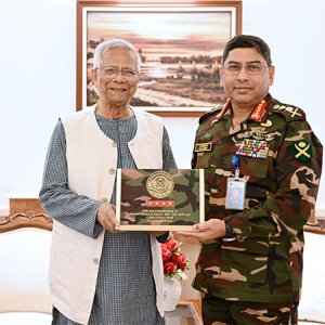 প্রধান উপদেষ্টার সঙ্গে বিদায়ী সাক্ষাৎ করলেন সেনাপ্রধান 