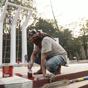 ধোয়া-মোছা ও রঙের আঁচড়ে সাজছে কেন্দ্রীয় শহীদ মিনার  