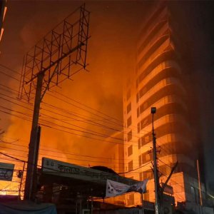 কাওরান বাজারে আগুন, নিয়ন্ত্রণে কাজ করছে ৮ ইউনিট