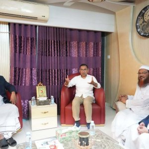 চরমোনাই পীরের বাসায় তারেক রহমান