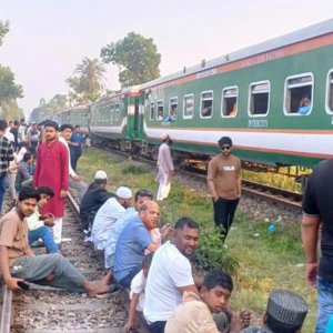 কুমিল্লায় মহানগর এক্সপ্রেস ট্রেনের বগি লাইনচ্যুত
