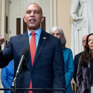 এবার আসন পুনর্বিন্যাসের পরিকল্পনা করছে ডেমোক্র্যাটরাও