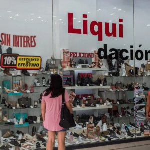 আর্জেন্টিনায় অর্থনৈতিক মন্দা, সম্পদ বিক্রি ও ঋণের দিকে ঝুঁকছে সাধারণ মানুষ