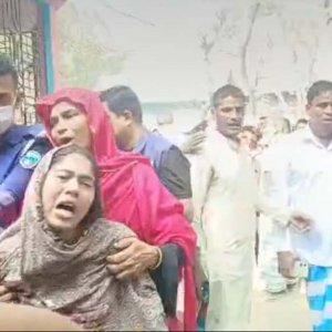 ঘর থেকে মা ও শিশুসন্তানসহ ৩ জনের মরদেহ উদ্ধার ঘর থেকে মা ও শিশুসন্তানসহ ৩ জনের মরদেহ উদ্ধার