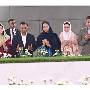 বাবা মায়ের কবর জিয়ারত করলেন প্রধানমন্ত্রী তারেক রহমান 