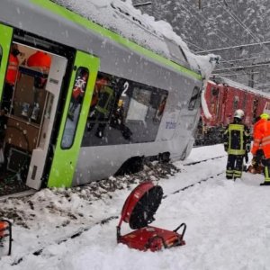 সুইজারল্যান্ডে আল্পস পর্বতে তুষারধসে ট্রেন লাইনচ্যুত, আহত ৫