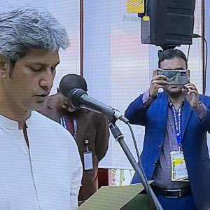 একাই শপথ নিলেন জোনায়েদ সাকি