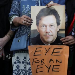 ইমরান খানের দৃষ্টিশক্তি নিয়ে সরকারি বক্তব্য প্রত্যাখান তার বোনের