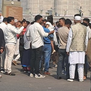 লোকে লোকারণ্য সংসদ এলাকা, উৎসবের আমেজ