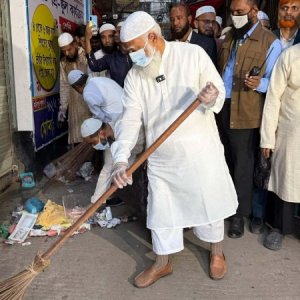 ভোরে রাস্তা পরিষ্কার করলেন জামায়াত আমির 