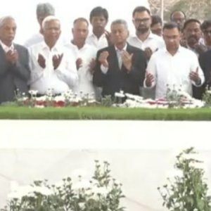 জিয়াউর রহমান ও খালেদা জিয়ার সমাধিতে প্রধানমন্ত্রীর শ্রদ্ধা