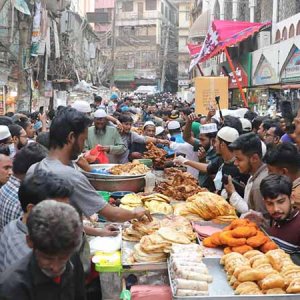 প্রথম রোজায় পুরান ঢাকায় ইফতারি বিক্রির ধুম