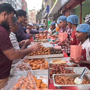 রাজধানীর পাড়া-মহল্লায় বাহারি ইফতারের পসরা 