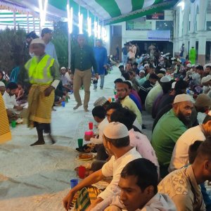 একসঙ্গে ইফতার করলেন ৩ হাজার রোজাদার, মাসব্যাপী আয়োজন একসঙ্গে ইফতার করলেন ৩ হাজার রোজাদার, মাসব্যাপী আয়োজন