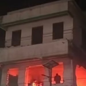 ব্যানার টানানোর পর ময়মনসিংহে আ.লীগ কার্যালয়ে ভাঙচুর, আগুন ব্যানার টানানোর পর ময়মনসিংহে আ.লীগ কার্যালয়ে ভাঙচুর, আগুন