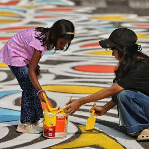 আলপনায় বর্ণিল শহীদ মিনার 