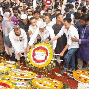 ছবিতে শহীদদের প্রতি ফুলেল শ্রদ্ধা