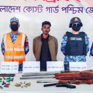 সুন্দরবনে ডাকাত সদস্য আটক, অস্ত্র ও গুলি উদ্ধার সুন্দরবনে ডাকাত সদস্য আটক, অস্ত্র ও গুলি উদ্ধার