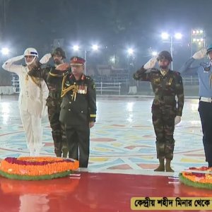 কেন্দ্রীয় শহীদ মিনারে তিন বাহিনী প্রধানদের শ্রদ্ধা নিবেদন 