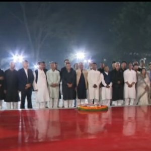 কেন্দ্রীয় শহীদ মিনারে ভাষা শহীদদের প্রতি মন্ত্রিপরিষদের শ্রদ্ধা