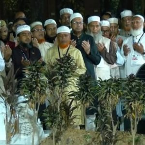 ভাষাশহীদদের কবর জিয়ারত করলেন জামায়াত আমির